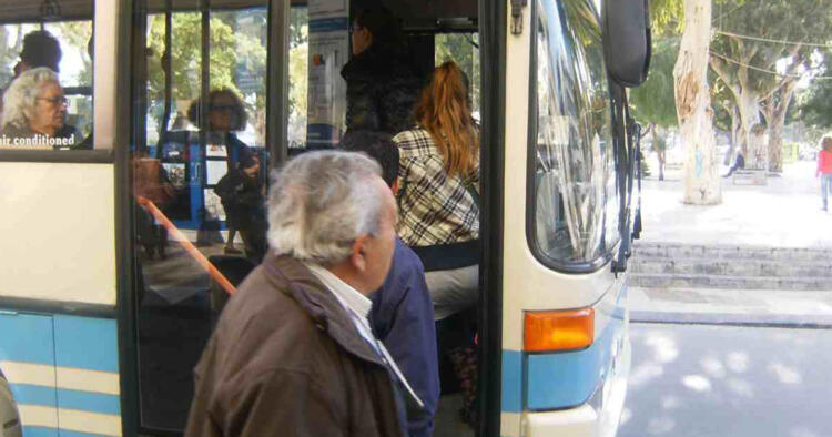 «Σας παρακαλώ, έχετε 1 ευρώ και 10 λεπτά για ένα εισιτήριο για να πάω στο ΤΕΙ;»