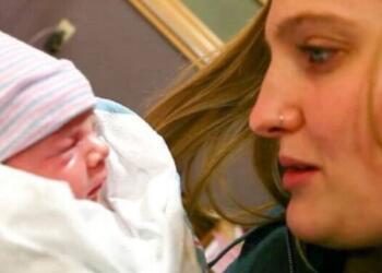 Ζευγάρι Υιοθετεί Νεογέννητο Παιδί Αλλά Μόλις Ο Πατέρας Κοιτάει Προσεκτικά Την Φυσική Του Μητέρα πρόσεξε κάτι περίεργο.