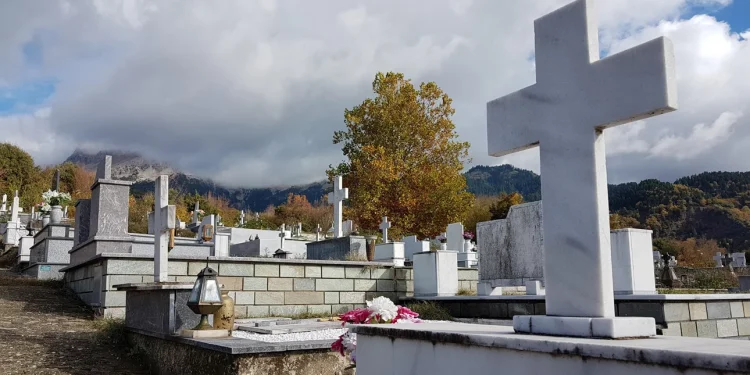 Σοκ και ανατριχίλα σε νεκροταφείο στην Πάτρα: Πήγαν στην εκταφή, αλλά η μητέρα τους…