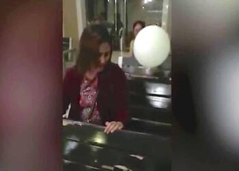 30χρονη μητέρα έκλαιγε με λυγμούς στη κηδεία του γιου της – Όταν παρατηρήσετε το μπαλόνι…θα ανατριχιάσετε