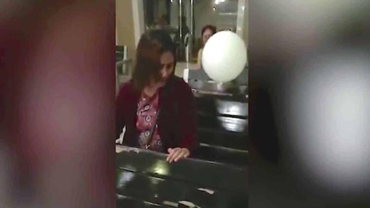 30χρονη μητέρα έκλαιγε με λυγμούς στη κηδεία του γιου της – Όταν παρατηρήσετε το μπαλόνι…θα ανατριχιάσετε