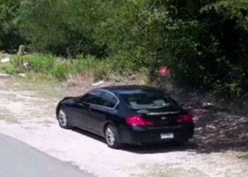 Σοκ Αυτός ο άντρας σταματάει στον δρόμο και κάνει κάτι περίεργο – Όταν αντιλαμβάνεται την κρυφή κάμερα δεν θα πιστέψετε την αντίδρασή του