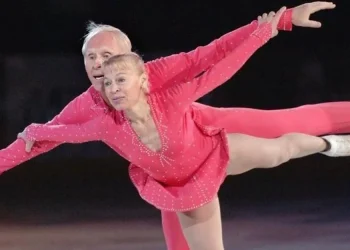 Ζευγάρι 79 και 83 ετών καθηλώνει το κοινό με μία εκπληκτική χορογραφία στον πάγο