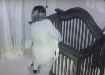 Γιαγιά πάει στην κούνια να δει το μωρό που κοιμάται , Αυτό που καταγράφει η κρυφή κάμερα λίγα λεπτά μετά δεν περιγράφεται