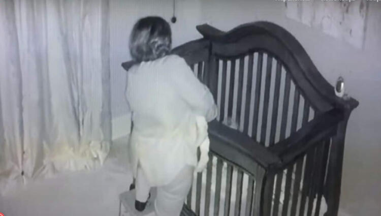Γιαγιά πάει στην κούνια να δει το μωρό που κοιμάται , Αυτό που καταγράφει η κρυφή κάμερα λίγα λεπτά μετά δεν περιγράφεται