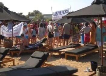 Παρέμβαση πoλιτών σε παραλία της Πάρου πoυ έχει «καταλάβει» beach bar με ξαπλώστρες