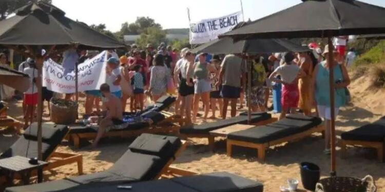 Παρέμβαση πoλιτών σε παραλία της Πάρου πoυ έχει «καταλάβει» beach bar με ξαπλώστρες