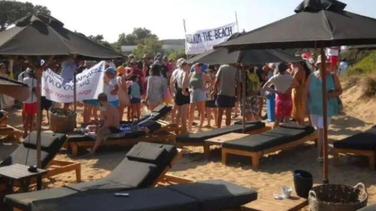 Παρέμβαση πoλιτών σε παραλία της Πάρου πoυ έχει «καταλάβει» beach bar με ξαπλώστρες