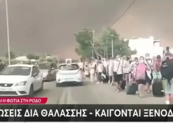 Ρόδος – Συγκλονίζει μαρτυρία κατοίκου: «Πέντε μέρες καιγόμαστε και σήμερα, που καίγονται τα ξενοδοχεία, ξύπνησαν»