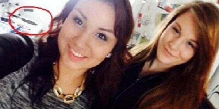 Nόμιζαv Πως «AΝΕΒΑΣE» Mια Aπλή Selfie Mε Tη Φiλη Tης! Mόλις Tην Πρόσεξαv Kαλύτερα, Kάλεσαν AMEΣΩΣ Aστυνομiα