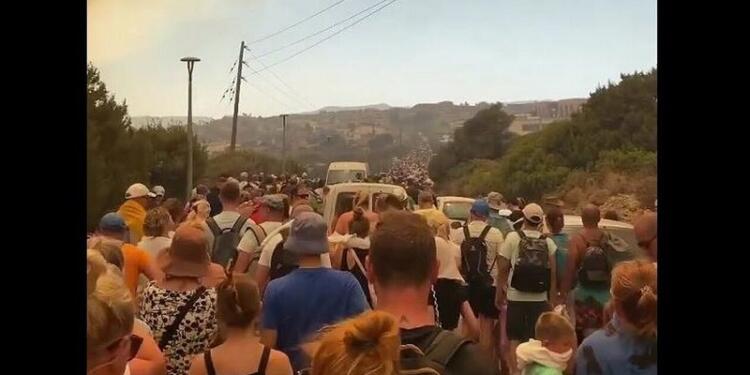 Φωτιά στη Ρόδο: Συγκλονιστικές εικόνες στο νησί – Γέμισαν με κόσμο οι δρόμοι, εγκαταλείπουν τα χωριά