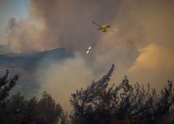Ρεπορτάζ της DW: “Βγάζω το καπέλο μου στους Ροδίτες” – “Να επιστρέψουν οι τουρίστες στο νησί” – Μαρτυρίες δύο Γερμανίδων