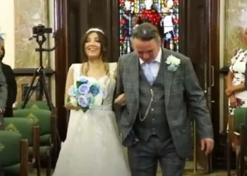 Της απομένουν λίγοι μήνες ζωής και της οργάνωσαν τον τέλειο γάμο με τον παιδικό της έpωτα