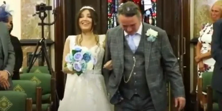 Της απομένουν λίγοι μήνες ζωής και της οργάνωσαν τον τέλειο γάμο με τον παιδικό της έpωτα