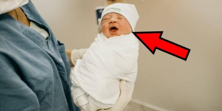 Η μαία δίνει το μωρό στη μητέρα της – Μετά όμως την περίμενε μια έκπληξη που πραγματικά δεν φανταζόταν