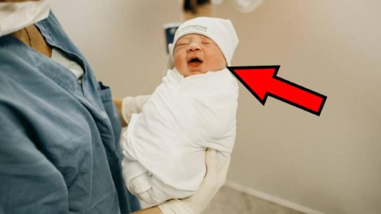 Η μαία δίνει το μωρό στη μητέρα της – Μετά όμως την περίμενε μια έκπληξη που πραγματικά δεν φανταζόταν