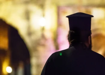 Απίστευτο σκηνικό στην Πάτρα: Παπαδιά εισέβαλε στο γραφείο του παπά και έσυρε από τα μαλλιά 29χρονη