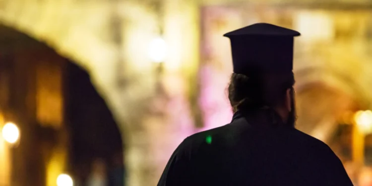 Απίστευτο σκηνικό στην Πάτρα: Παπαδιά εισέβαλε στο γραφείο του παπά και έσυρε από τα μαλλιά 29χρονη