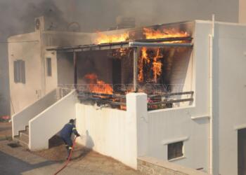 Φωτιά στη Ρόδο: Στις φλόγες σπίτια στο χωριό Ασκληπιείο