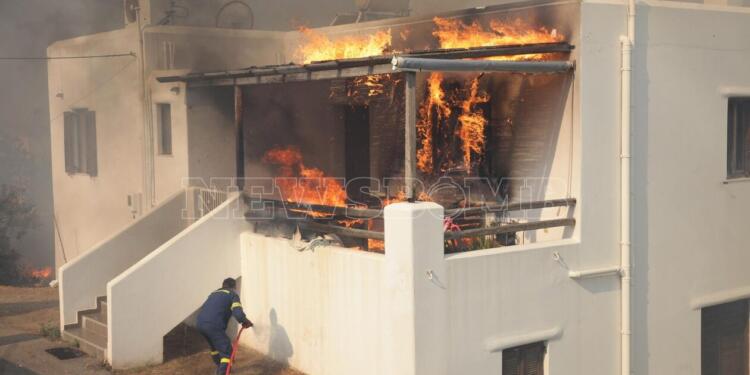 Φωτιά στη Ρόδο: Στις φλόγες σπίτια στο χωριό Ασκληπιείο