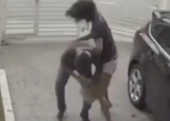 Έγινε χαμός με σύζυγο και ερωμένη-Την εγκλώβισε ατο αυτοκίνητο! Θέαμα για τους περαστικούς[photo]