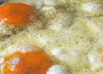 Κανένα ελαιόλαδο: Αυτό είναι το μυστικό της γιαγιάς για τα τέλεια τηγανητά αυγά