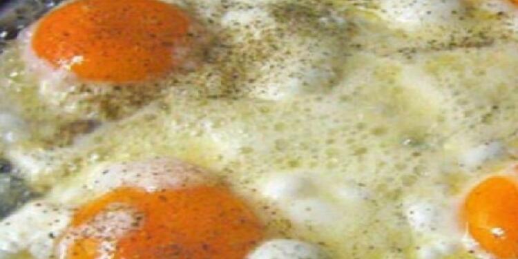 Κανένα ελαιόλαδο: Αυτό είναι το μυστικό της γιαγιάς για τα τέλεια τηγανητά αυγά