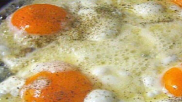 Κανένα ελαιόλαδο: Αυτό είναι το μυστικό της γιαγιάς για τα τέλεια τηγανητά αυγά