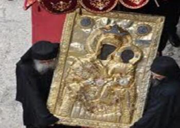 Σοκ Μην τολμήσεις να με πάρεις από τη θέση μου γιατί το αίμα σου θα χυθεί στη μαρμάρινη κολώνα και ή μπότα σου με το πιστόλι σου θα μείνουν στο μάρμαρο της Εκκλησίας