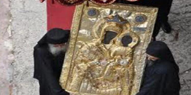 Σοκ Μην τολμήσεις να με πάρεις από τη θέση μου γιατί το αίμα σου θα χυθεί στη μαρμάρινη κολώνα και ή μπότα σου με το πιστόλι σου θα μείνουν στο μάρμαρο της Εκκλησίας