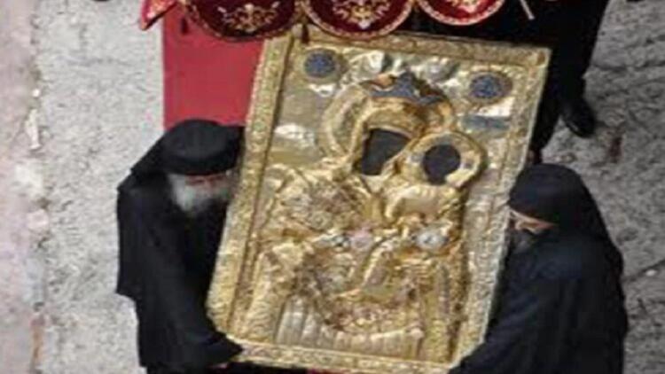 Σοκ Μην τολμήσεις να με πάρεις από τη θέση μου γιατί το αίμα σου θα χυθεί στη μαρμάρινη κολώνα και ή μπότα σου με το πιστόλι σου θα μείνουν στο μάρμαρο της Εκκλησίας