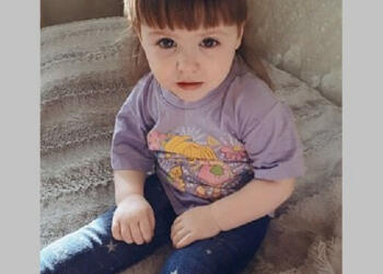 Η Ιστορία της 3χρονης που πέθανε από το κρύο στον παγωμένο διάδρομο του σπιτιού του