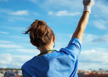 Μια γιατρός που ξεπέρασε τον Καρκίνο δίνει 5 βασικές συμβουλές