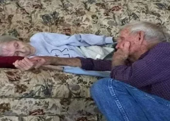 «Μην καλέσεις τον γιατρό, θέλω να κοιμηθώ ήρεμα. Με το χέρι σου στο δικό μου.»