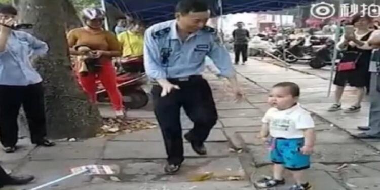 ΑΠΙΘΑΝΟΣ Μπόμπιρας: «Τα Βάζει» Με Τους Αστυνομικούς Για Να Μη Συλλάβουν Τους Γονείς Του