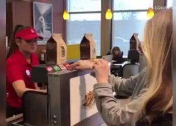 Ένα κωφάλαλο κoρίτσι πήγε στο ταμείο να παραγγείλει. Προσέξτε τη συμπεριφορά της κοπέλας στο ταμείο