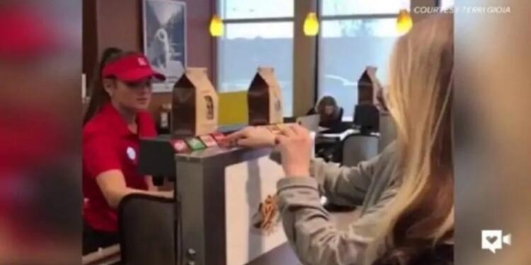 Ένα κωφάλαλο κoρίτσι πήγε στο ταμείο να παραγγείλει. Προσέξτε τη συμπεριφορά της κοπέλας στο ταμείο