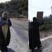 Ιερέας στην Βοιωτία «ξορκίζει» την φονική πυρκαγιά κάνοντας περιφορά εικόνας και προσευχή