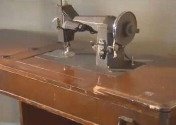 Νόμιζε πως αγόρασε μια παλιά ραπτομηχανή, δείτε όμως τι ανακάλυψε κρυμμένο στο εσωτερικό της!