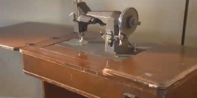 Νόμιζε πως αγόρασε μια παλιά ραπτομηχανή, δείτε όμως τι ανακάλυψε κρυμμένο στο εσωτερικό της!