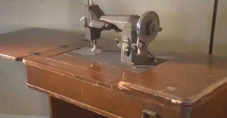 Νόμιζε πως αγόρασε μια παλιά ραπτομηχανή, δείτε όμως τι ανακάλυψε κρυμμένο στο εσωτερικό της!