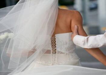 Σοκαριστικό θέαμα…Τσάκωσε τον γαμπρό να θηλάζει τη μητέρα του