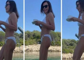 Τατιάνα Στεφανίδου: Πρωινός καφές πάνω στο σκάφος φορώντας το μαγιό της