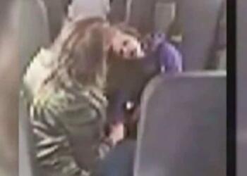 Βοηθός λεωφορείου δεν είχε καταλάβει πως η κρυφή κάμερα την κατέγραφε – Μόλις δείτε τι έκανε στο παιδί, θα ανατριχιάσετε…