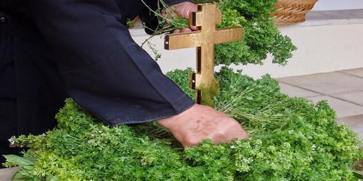 Γιατί Σήμερα Στη Γιορτή Της Ύψωσης Του Τιμίου Σταυρού Μοιράζουν Βασιλικό Στις Εκκλησίες