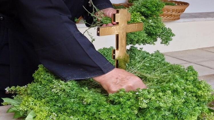 Γιατί Σήμερα Στη Γιορτή Της Ύψωσης Του Τιμίου Σταυρού Μοιράζουν Βασιλικό Στις Εκκλησίες