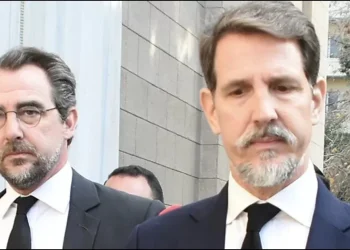 «Παύλος και Νικόλαος σώζουν την Ελλάδα από τη χρεοκοπία 6 μήνες μετά τον θάνατο του τέως Βασιλιά»