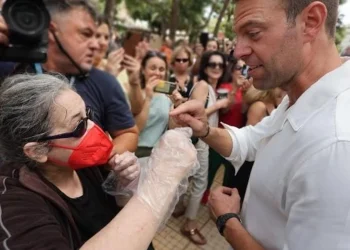 Η Ελένη Λουκά με μάσκα και γάντια… την έπεσε στον Κασσελάκη – Η απίστευτη αντίδρασή του