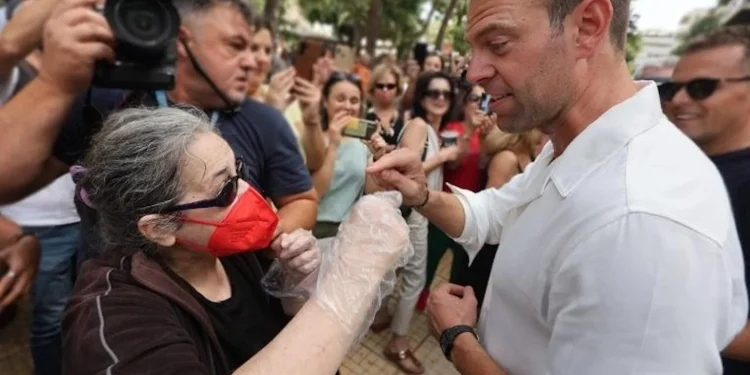 Η Ελένη Λουκά με μάσκα και γάντια… την έπεσε στον Κασσελάκη – Η απίστευτη αντίδρασή του