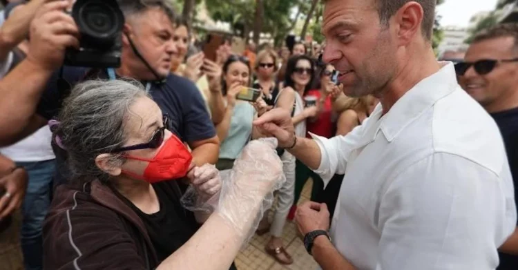 Η Ελένη Λουκά με μάσκα και γάντια… την έπεσε στον Κασσελάκη – Η απίστευτη αντίδρασή του